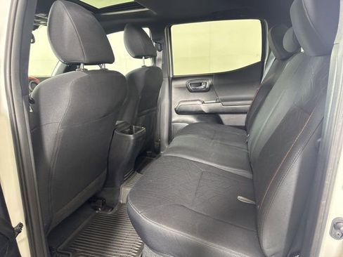 Used 2016 Toyota Tacoma TRD Off-Road w/ Premium & Technology Package image 12