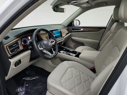 Used 2024 Volkswagen Atlas SE w/ Panoramic Sunroof Package FWD image 16