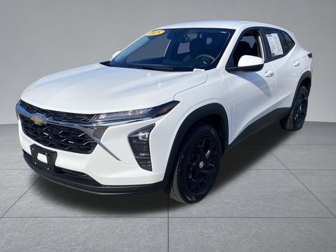 Used 2025 Chevrolet Trax LS w/ LS Convenience Package image 2