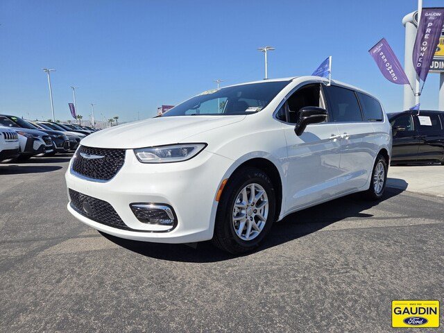 Used 2025 Chrysler Pacifica Select FWD image 3