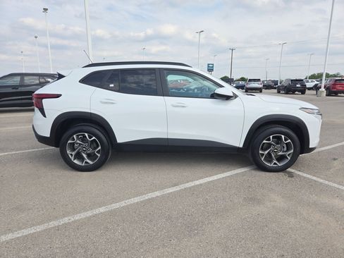 Used 2025 Chevrolet Trax LT w/ Driver Confidence Package FWD image 2
