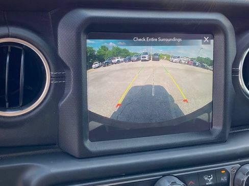 Used 2022 Jeep Wrangler Unlimited Sahara w/ Cold Weather Group AWD/4WD image 19
