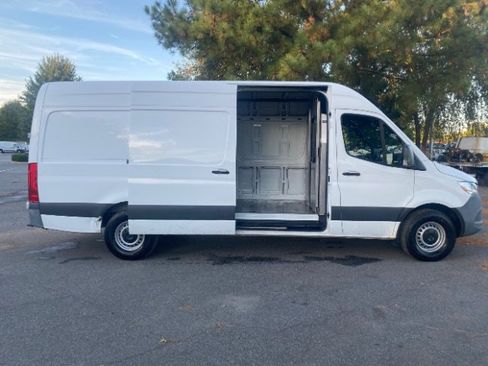 Used 2022 Mercedes-Benz Sprinter 2500 image 4
