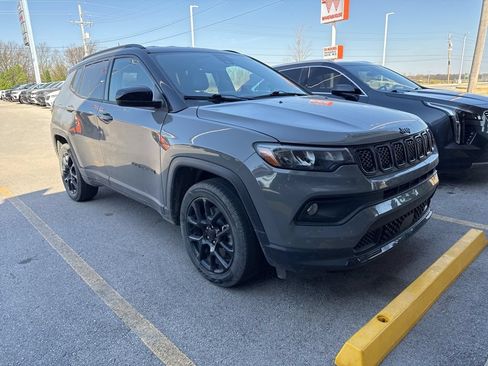 Used 2024 Jeep Compass Latitude w/ Convenience Group AWD/4WD image 3