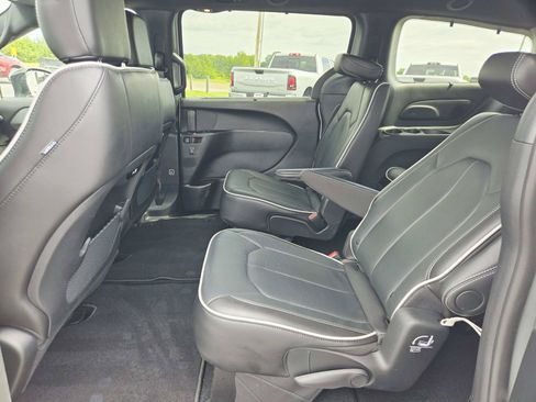 Used 2024 Chrysler Pacifica Limited w/ S Appearance Package FWD image 14