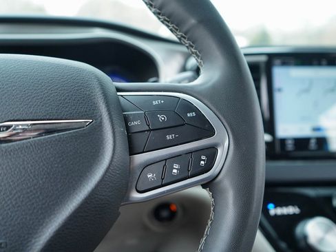 Used 2024 Chrysler Pacifica Touring-L image 23