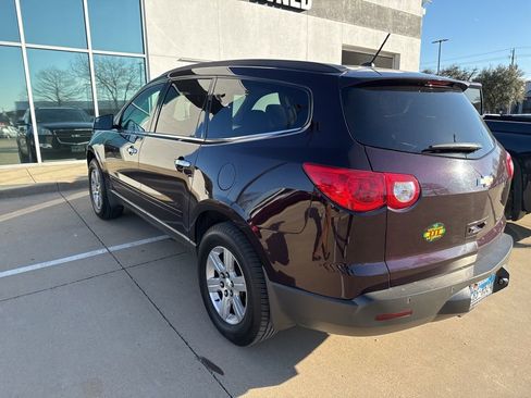 Used 2010 Chevrolet Traverse LT image 3