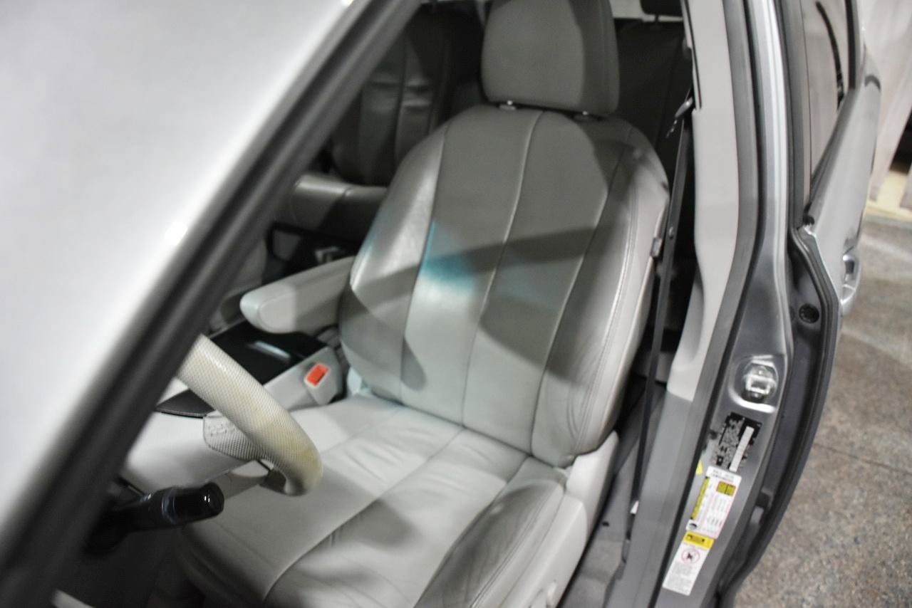 Used 2012 Toyota Sienna XLE FWD image 35
