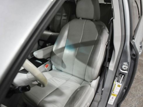 Used 2012 Toyota Sienna XLE FWD image 35