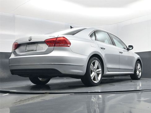 Used 2015 Volkswagen Passat 1.8T SEL Premium image 23
