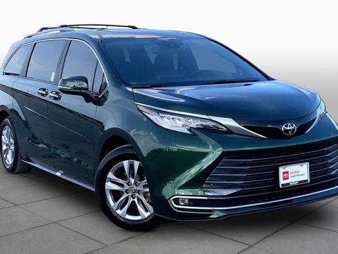 Used 2026 Toyota Sienna Limited FWD image 3
