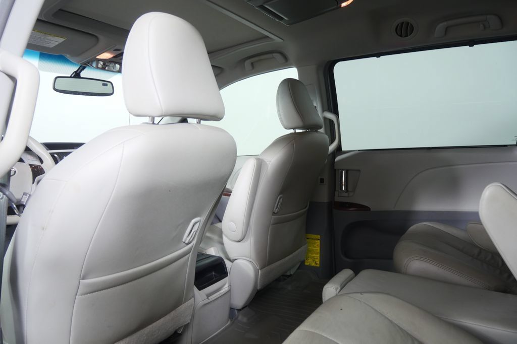 Used 2013 Toyota Sienna XLE FWD image 16