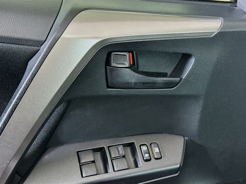 Used 2016 Toyota RAV4 LE FWD image 15