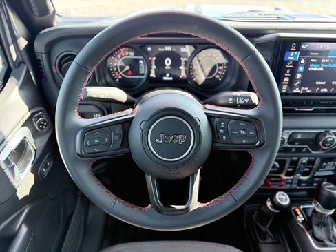 Used 2024 Jeep Gladiator Rubicon image 13