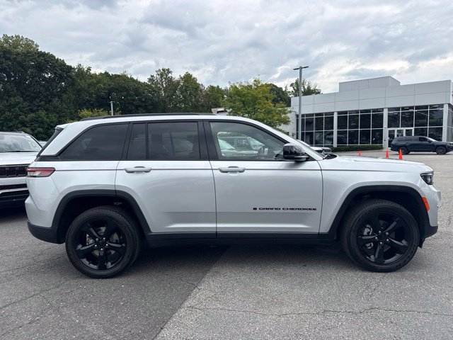 Used 2023 Jeep Grand Cherokee Altitude AWD/4WD image 14