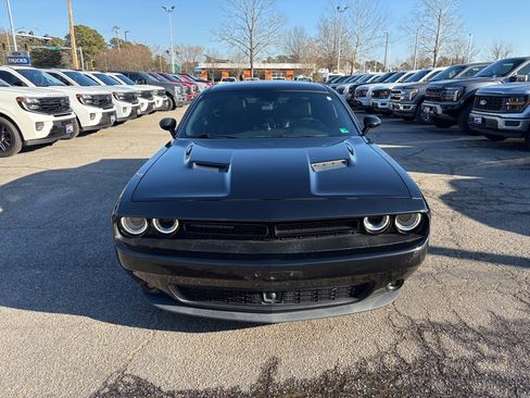 Used 2016 Dodge Challenger SXT Plus image 2