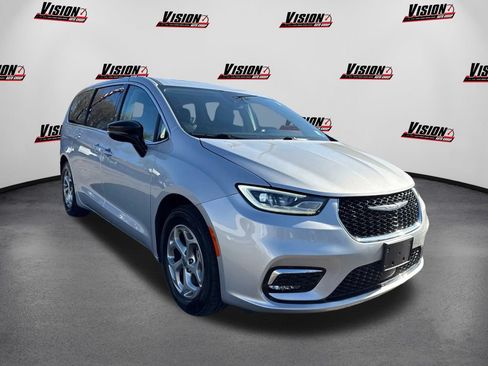 Used 2024 Chrysler Pacifica Limited FWD image 3