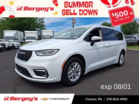 Used 2023 Chrysler Pacifica Touring-L FWD image 1