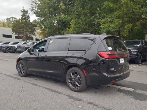 New 2026 Chrysler Pacifica Limited w/ Uconnect Theater Family Group image 2