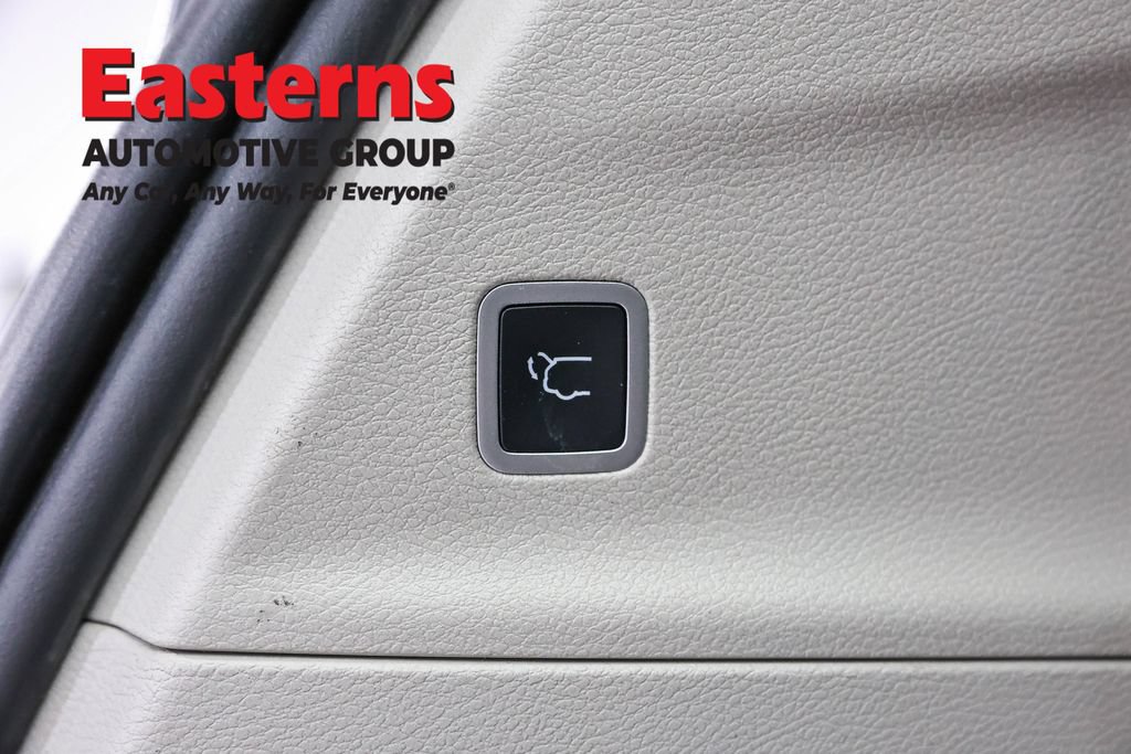 Used 2023 Chrysler Pacifica Touring-L FWD image 24