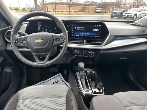 Used 2025 Chevrolet Trax LT image 23