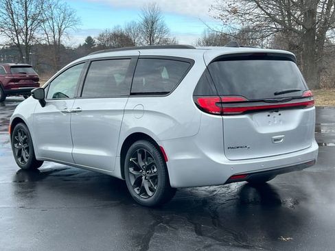 New 2026 Chrysler Pacifica Select w/ S Appearance Package image 8
