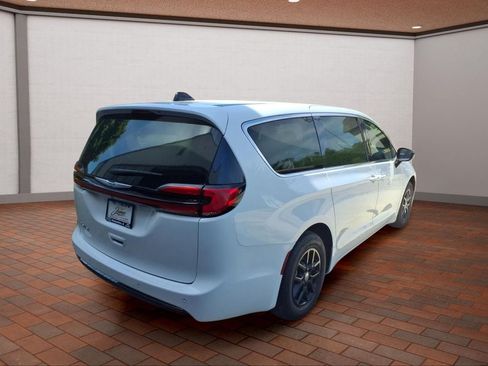 Used 2024 Chrysler Pacifica Touring-L FWD image 5