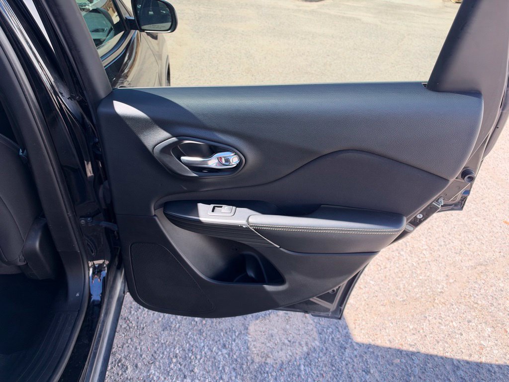Used 2017 Jeep Cherokee Sport FWD image 17