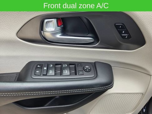 Used 2024 Chrysler Pacifica Touring-L FWD image 11