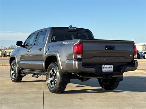 Used 2018 Toyota Tacoma TRD Sport w/ Technology Package image 6