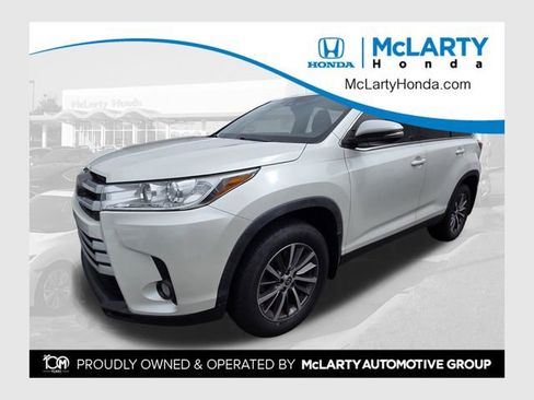 Used 2019 Toyota Highlander XLE FWD image 1