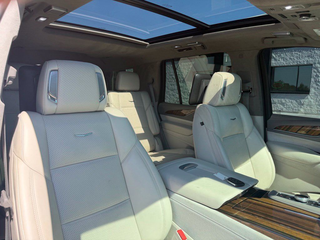 Used 2021 Cadillac Escalade Premium Luxury Platinum AWD/4WD image 32