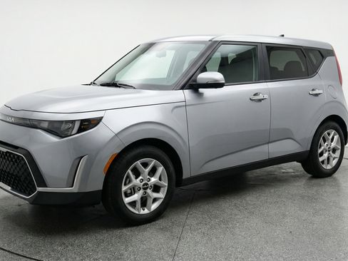 Used 2025 Kia Soul LX w/ LX Technology Package FWD image 3