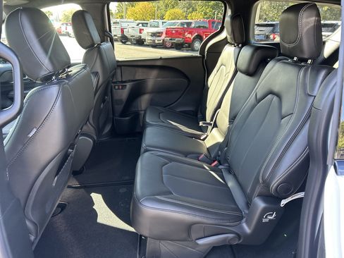 New 2026 Chrysler Pacifica Select image 49