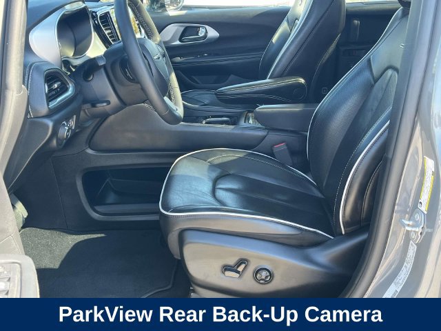 Used 2025 Chrysler Pacifica Limited FWD image 15