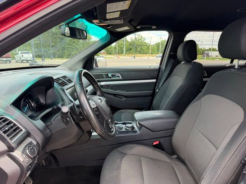 Used 2017 Ford Explorer XLT w/ Equipment Group 201A AWD/4WD image 9