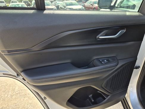 Used 2025 Jeep Grand Cherokee Altitude AWD/4WD image 21