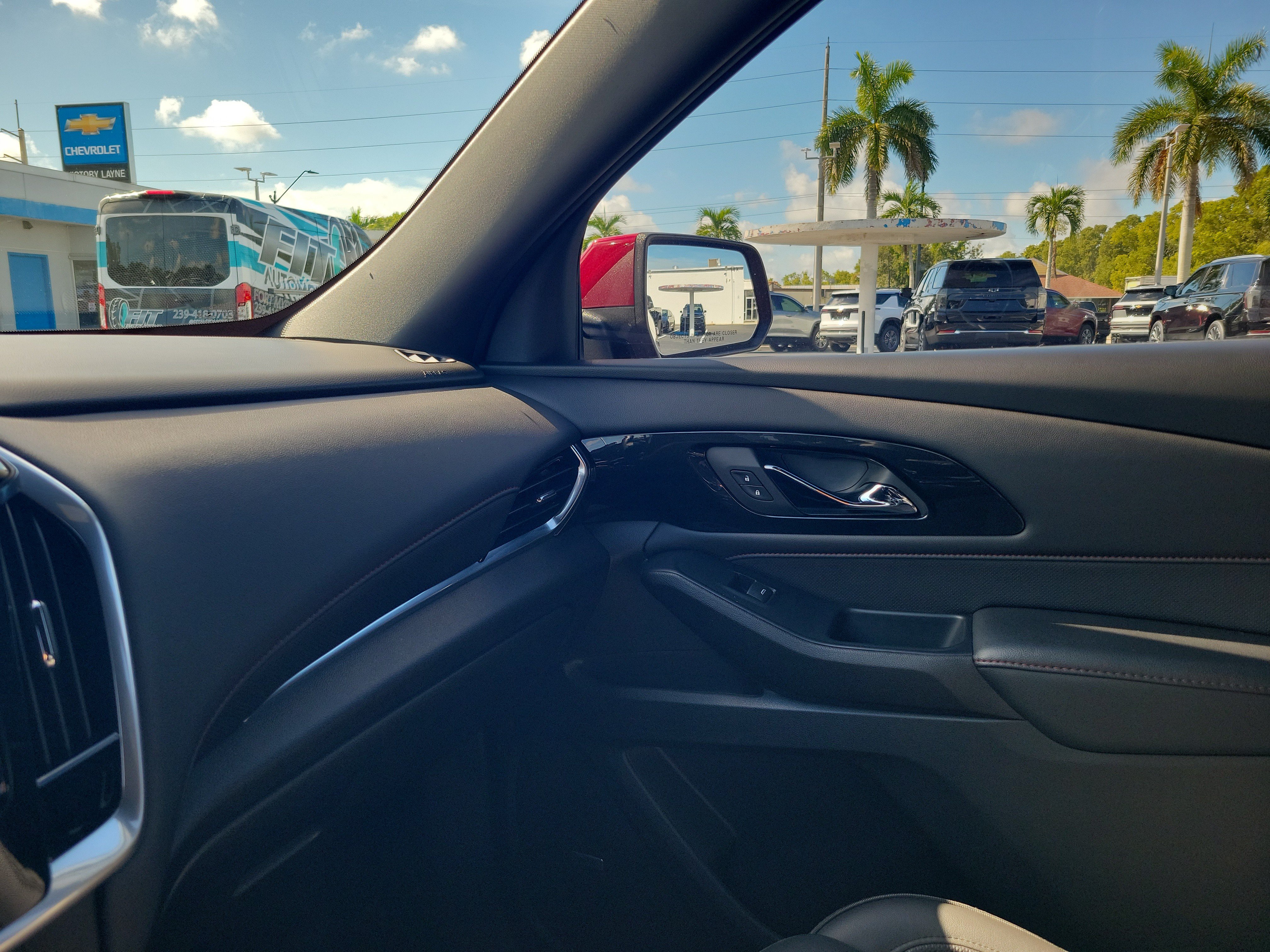 Used 2023 Chevrolet Traverse RS FWD image 30