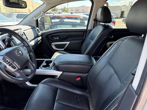 Used 2017 Nissan Titan PRO-4X w/ Pro-4x Convenience Package AWD/4WD image 3