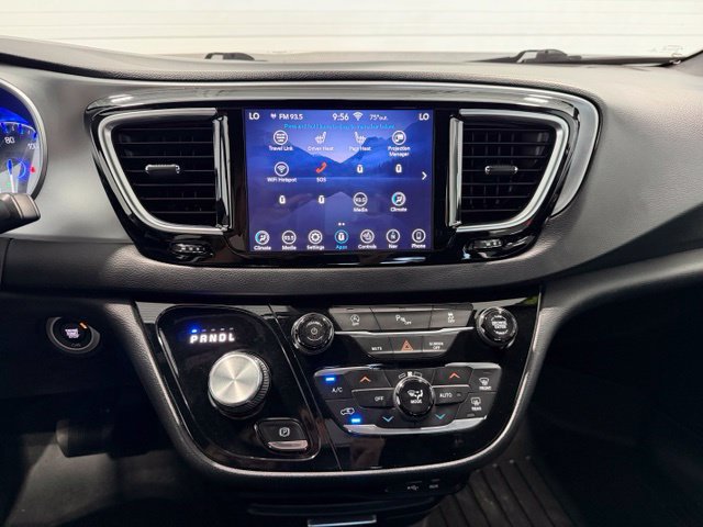 Used 2018 Chrysler Pacifica Touring-L w/ Premium Audio Group FWD image 16