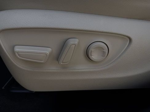 Used 2024 Toyota Highlander XLE FWD image 27