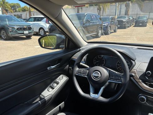 Used 2025 Nissan Altima 2.5 SV FWD image 29
