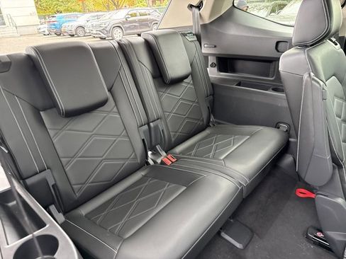 Used 2025 Volkswagen Atlas SE w/ Black Wheel Package image 29