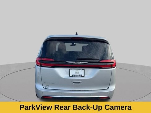 Used 2024 Chrysler Pacifica Touring-L FWD image 6
