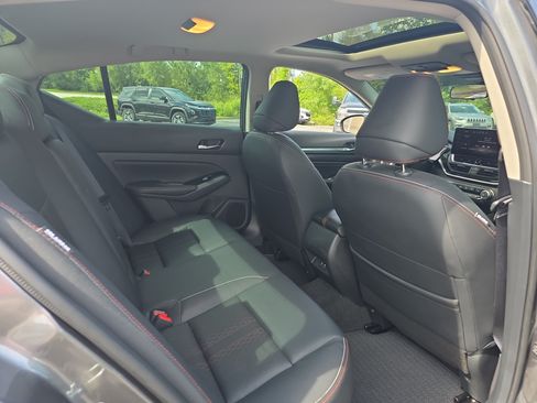 Used 2023 Nissan Altima 2.5 SR w/ SR Premium Package FWD image 9