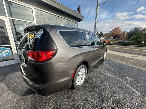 Used 2017 Chrysler Pacifica Touring-L Plus w/ Advanced Safetytec Group image 5