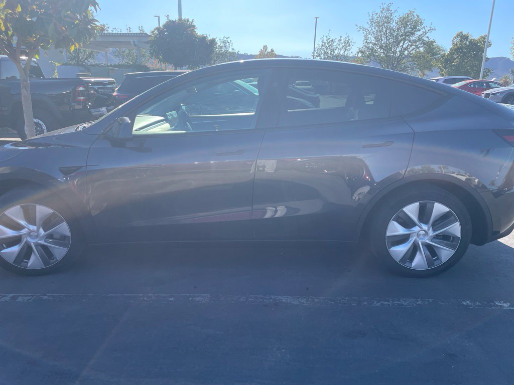 Used 2024 Tesla Model Y 2WD image 4