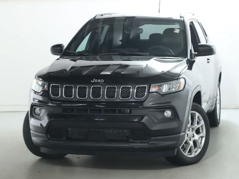 Used 2023 Jeep Compass Latitude AWD/4WD image 3
