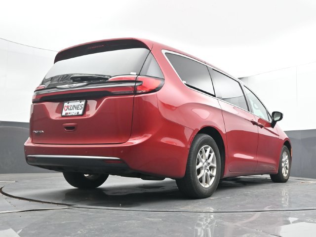 Used 2025 Chrysler Pacifica Select FWD image 44