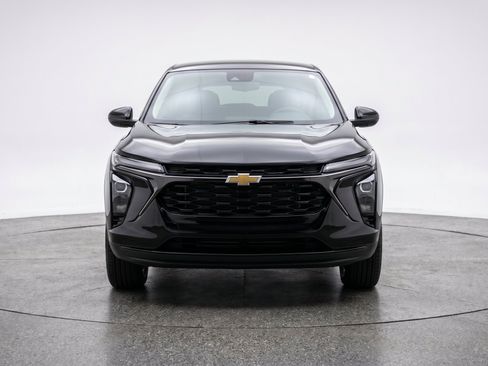Used 2025 Chevrolet Trax LT FWD image 2